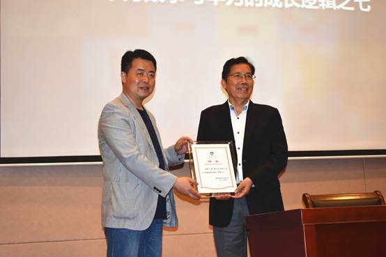 说明: C:\Users\user\Desktop\新建文件夹\3.颁发创新创业导师证书.JPG